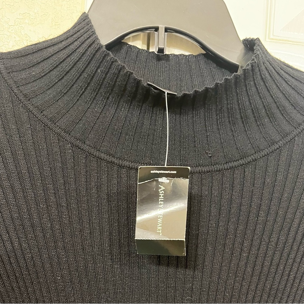 Elegant Black Ribbed Knit Dress - Picture 4 of 5